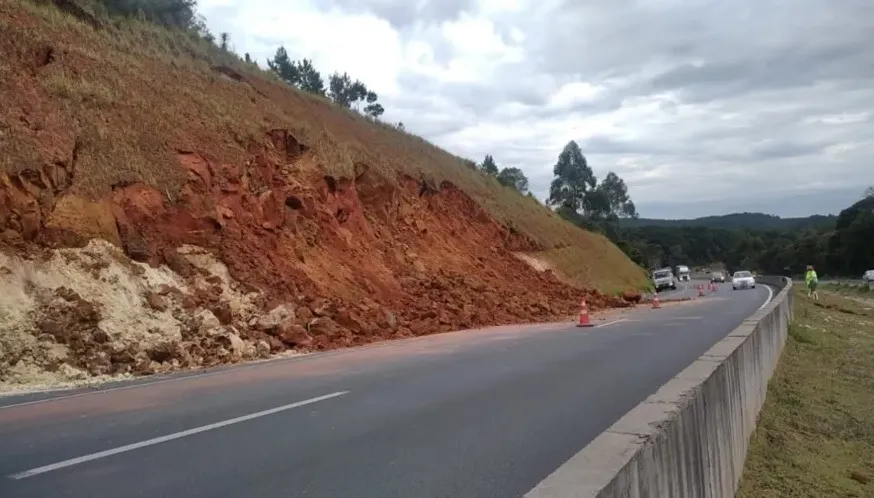 Parte do barranco começou a deslizar no km 405