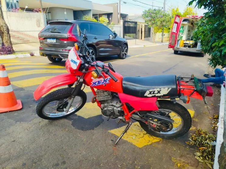 Pneu estourou e motociclista acabou batendo em veículo