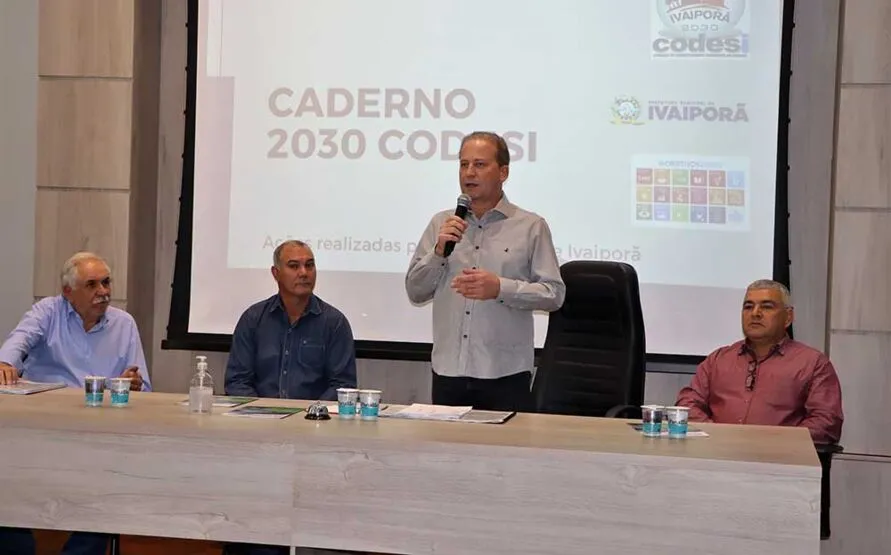 Prefeito Carlos Gil durante apresentação