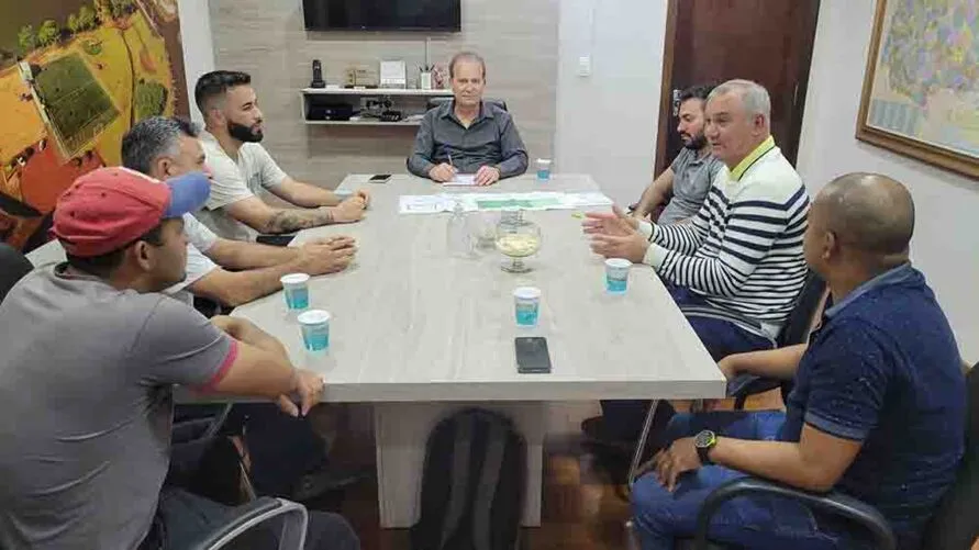 Representantes dos times Elite Futebol Clube, Vila Nova Porã e Conjunto João de Barro conheceram o projeto do campo