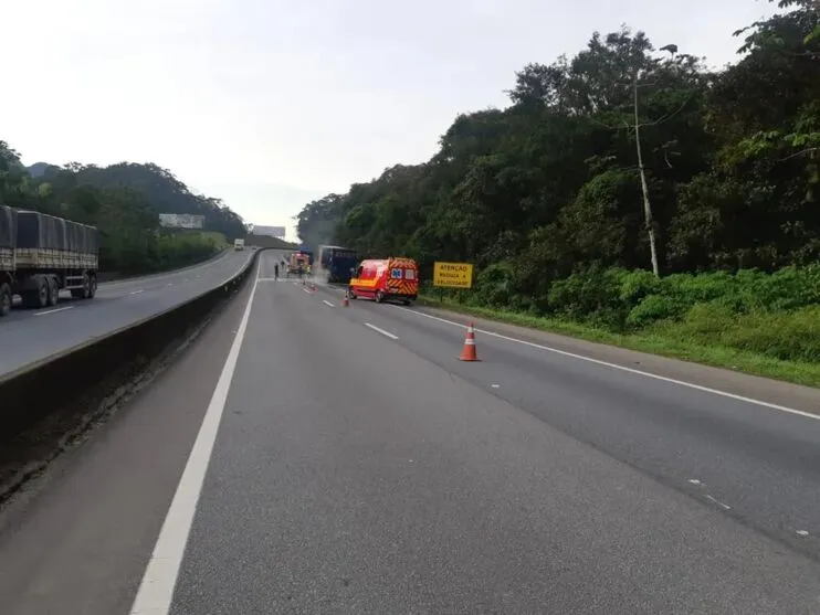 Rodovia foi bloqueada pela polícia rodoviária