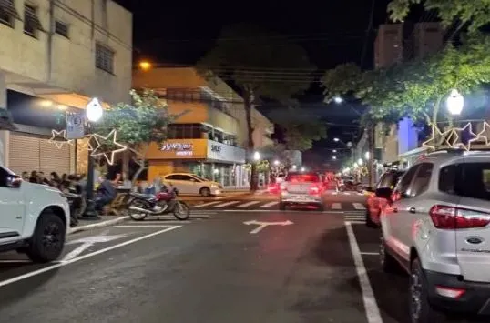 Rua Oswaldo Cruz concentra vida noturna de Apucarana