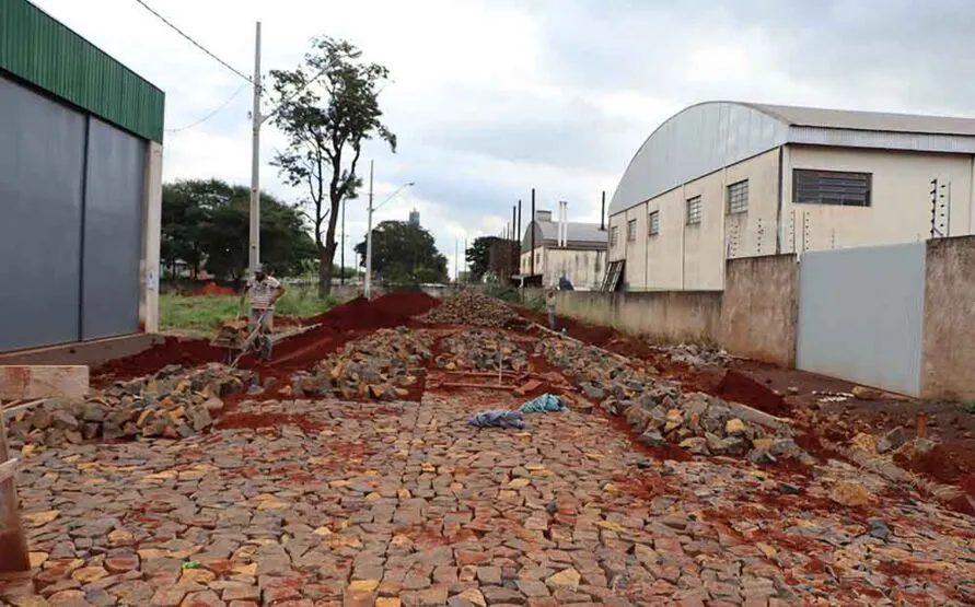 Ruas da Vila Nova Porã e Jardim Europa recebem pavimentação com pedra poliédrica