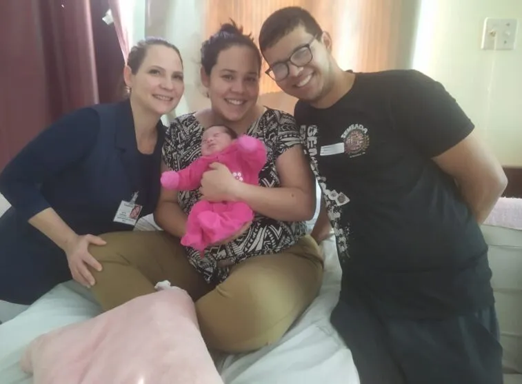 Segurando sua filha nos braços, Soeli destaca a importância dos profissionais de saúde comprometidos com o parto humanizado