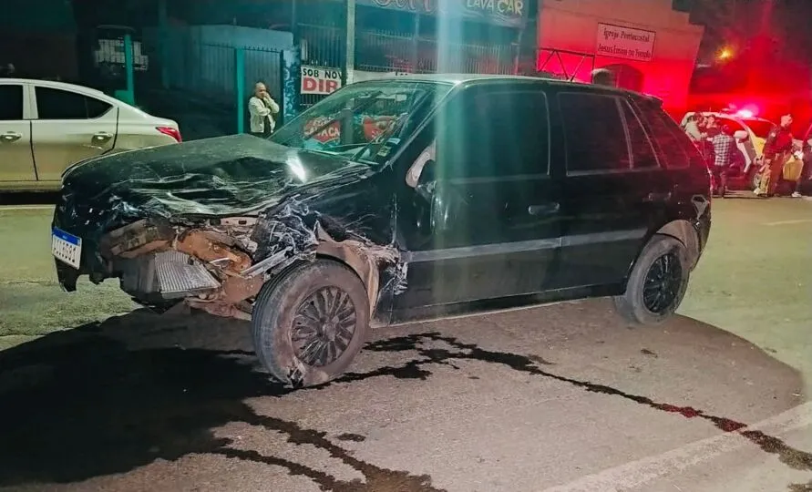VW Gol teve a frente destruída após a batida