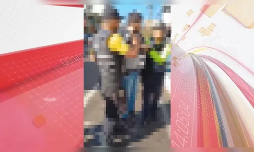 Briga entre jovem e agente de trânsito causa confusão no centro; vídeo