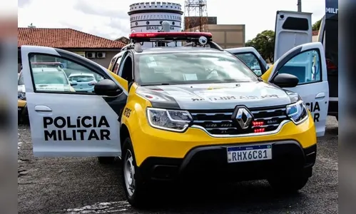 Casal sai em passeio de carro, discute e mulher bate no marido