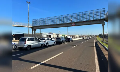 Engavetamento com seis veículos deixa um motociclista ferido na PR-445