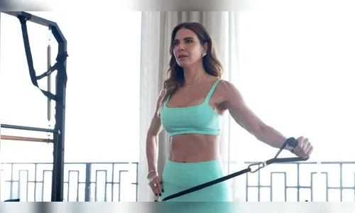 A apresentadora surgiu exercitando e fazendo Pilates em sua casa.