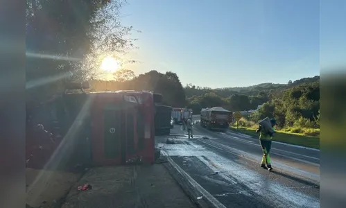 Caminhão tomba na BR-277 e tem carga de soja saqueada por moradores