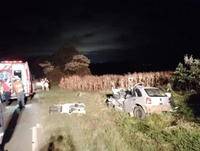 A colisão frontal aconteceu na madrugada deste domingo (30)