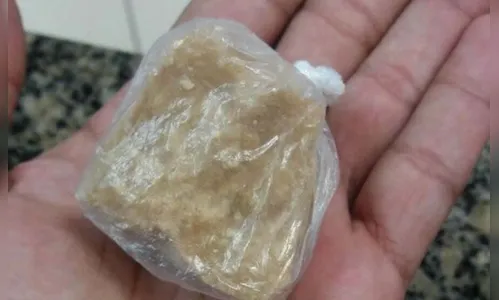 PM prende homem e apreende menina suspeitos de tráfico de drogas