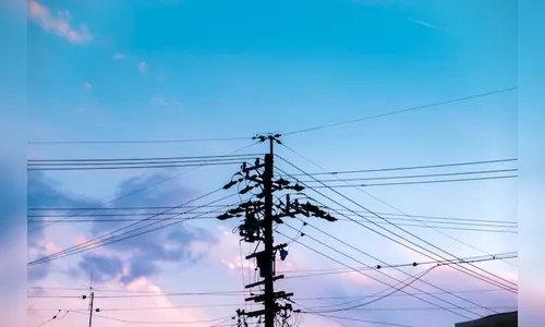 Ladrões sobem em poste, derrubam gerador e desmontam para levar peças