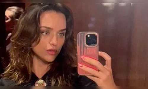 Rafa Kalimann deixa seguidores admirados ao posar de vestido decotado