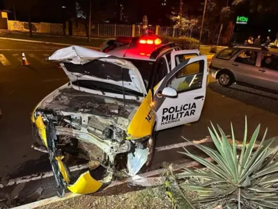 A frente da viatura e a lateral do Polo ficaram destruídas