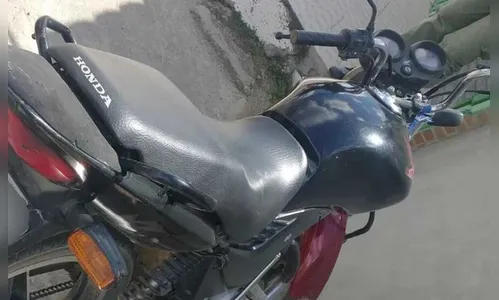 Moto pilotada por homem sem CNH e passageiro sem capacete é apreendida