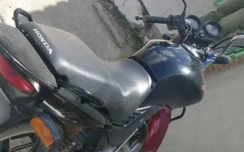 A motocicleta foi apreendida na Rua Duilio Bernini e recolhido ao destacamento polícial