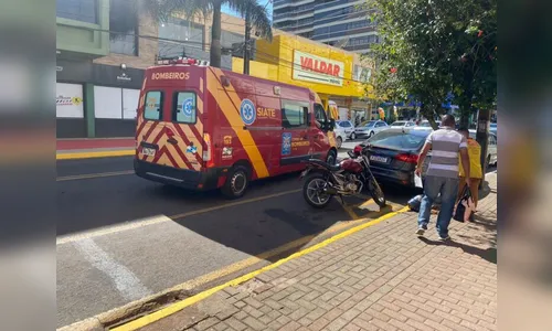 Colisão traseira no centro de Apucarana deixa jovem de 23 anos ferido