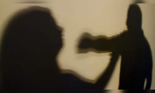 Homem é preso em flagrante após agredir esposa com socos e chutes