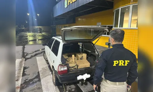 Veículo Fiat Uno foi apreendido contendo 217kg de maconha no Paraná