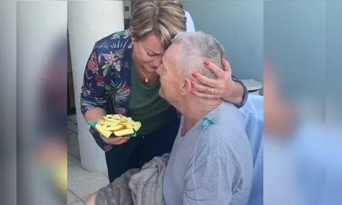 Internado em hospital, homem prepara surpresa emocionante à esposa