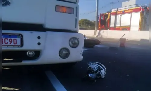 Motociclista morre ao colidir em caminhão parado; veja o flagrante