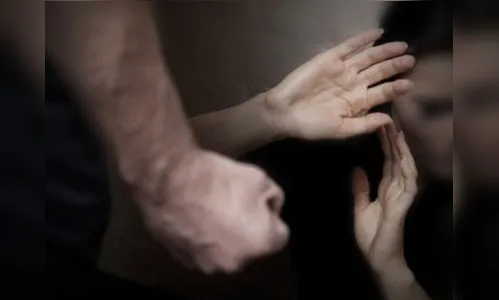 Homem perde a linha, agride a ex e dá soco em menino de 14 anos