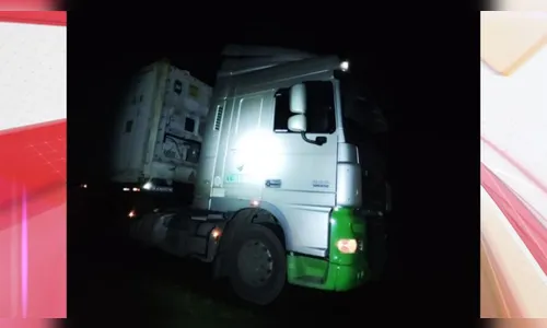 Homem 'invade' rodovia e morre após ser atropelado por carreta no PR