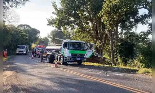 Idoso fica ferido após colidir caminhonete contra árvore na PR-487
