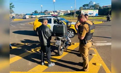 Carro atinge moto em rotatória de Apucarana e motorista foge do local