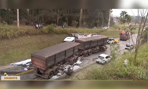 Acidente entre caminhões: trânsito caótico no Contorno Norte