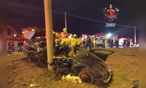 BMW com atriz da Globo bate em poste e 5 pessoas ficam feridas