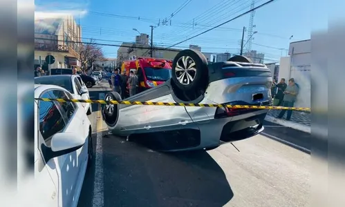 Vídeos registram capotamento e socorro de motorista no centro; veja