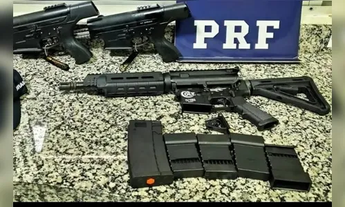 PRF apreende armas de grosso calibre em painel de carro no Norte do PR