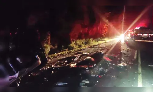 Batida frontal entre caminhões deixa um morto e três feridos na BR-277