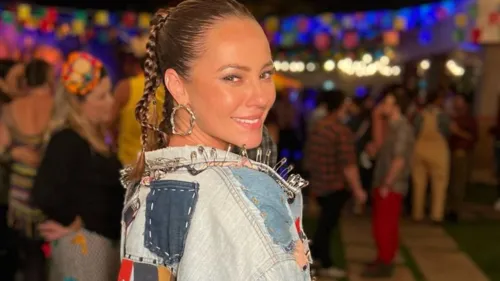 Atriz aposta em look jeans e tranças