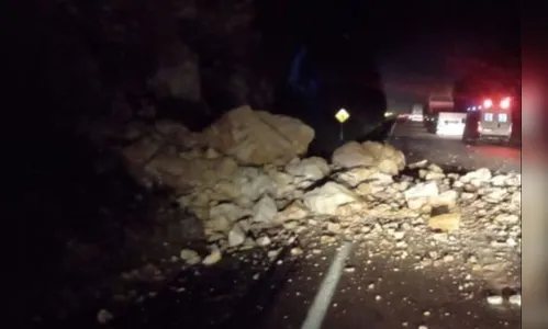 Deslizamento de pedras e queda de talude interdita BR-277 no Paraná