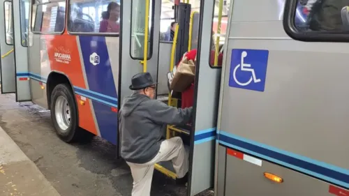 Beneficiários da passagem gratuita do transporte coletivo não poderão mais entrar nos ônibus pela porta traseira a partir do dia