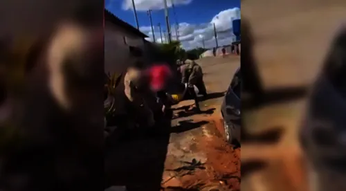 Briga entre família, bombeiros e policiais começou por conta de ataque de cachorro.