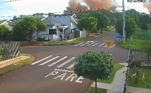 Câmera mostra grandes labaredas após explosão de silo