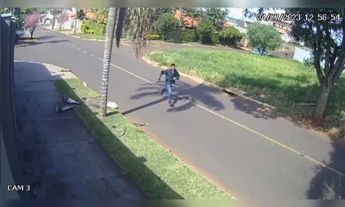 Câmera flagra ladrão fugindo após tentar invadir casa de ex-policial