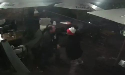 Homem que esfaqueou clientes em bar de Curitiba é denunciado pelo MPPR