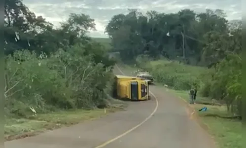 Caminhão dos Correios tomba na PR-650 entre São João e Godoy Moreira