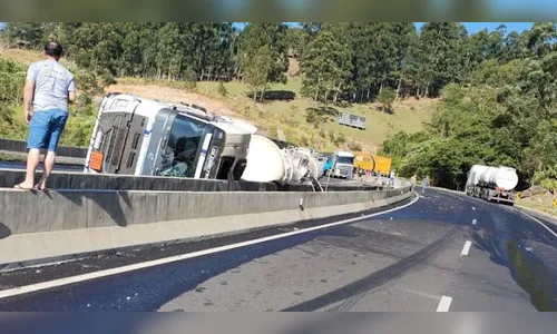 Carreta carregada com óleo diesel tomba na BR-376