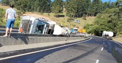 Caminhão que que ia de Araucária para Cuiabá estava carregada com óleo diesel