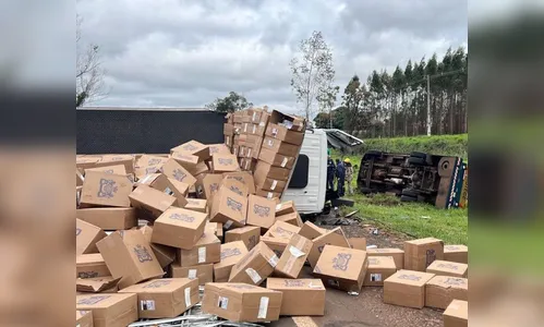 Acidente entre caminhão de cigarros e carro-forte interdita PR-323