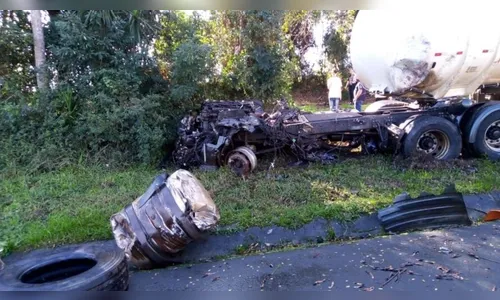 Motorista morre em acidente entre três caminhões na BR-277