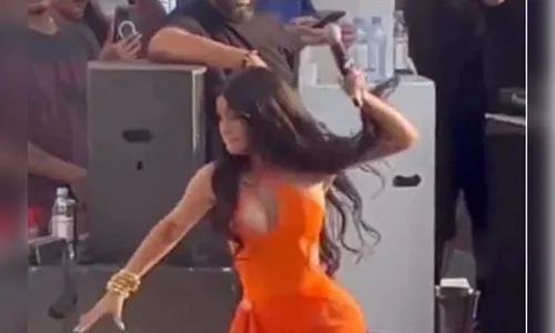 Cardi B arremessa microfone em fã após levar banho de bebida; veja