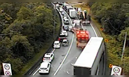 Vídeo mostra quando carreta desgovernada atinge carros na BR-376; veja