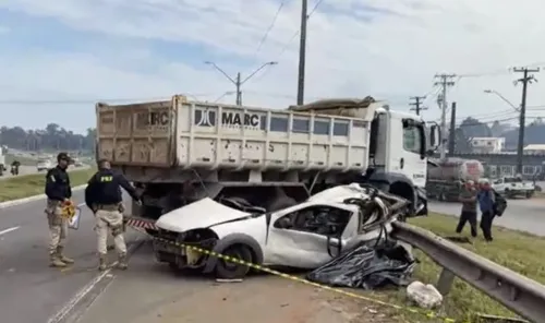 Carro ficou destruído com o impacto